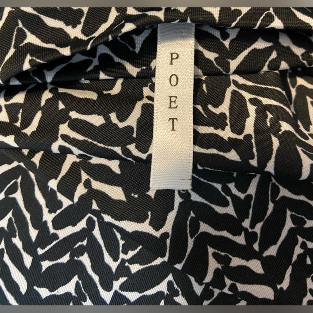 POET SHORT SLEEVE BLACK AND WHITE TUNIC TOP SIZE SMALL. INSET PANEL IN BACK - Picture 4 of 5